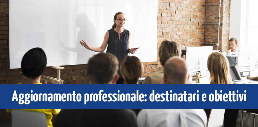 docente si rivolge all'aula durante corso di aggiornamento professionale